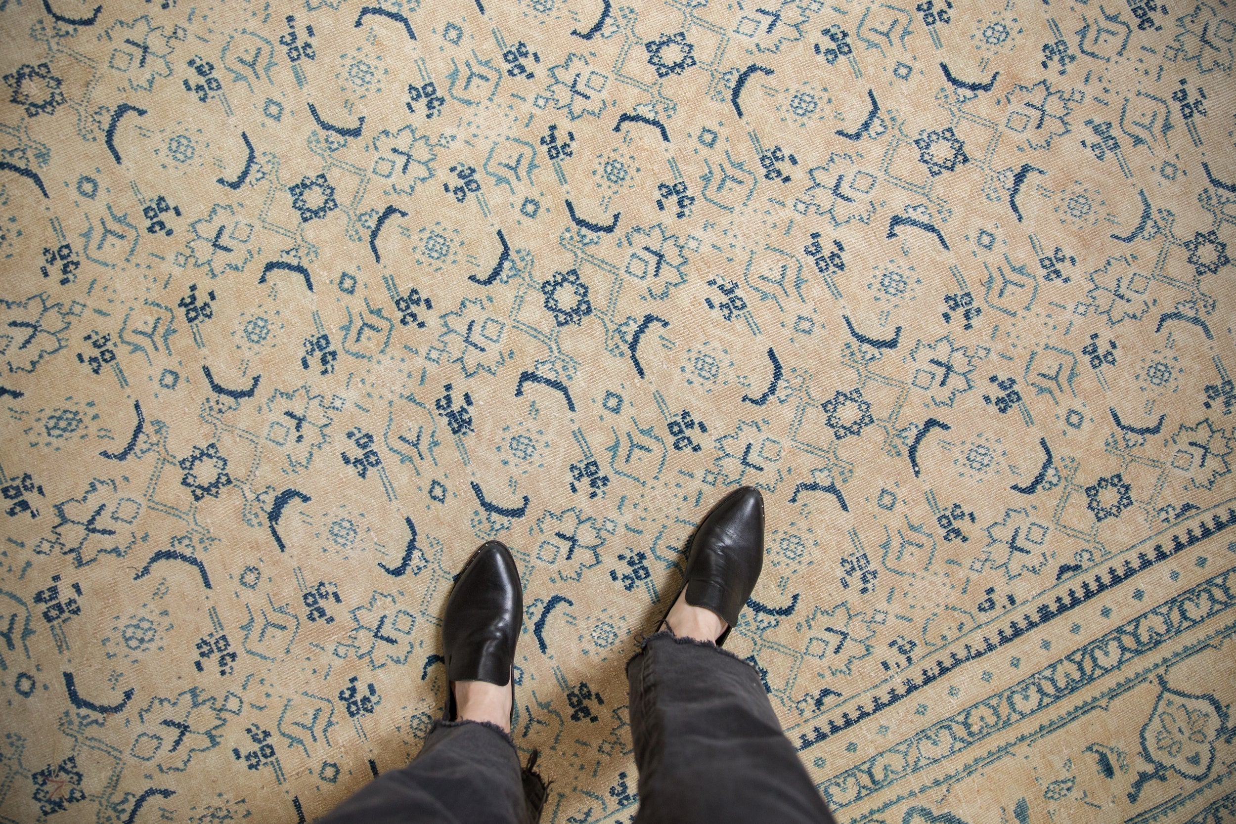 10x13.5 Vintage Distressed Mahal Carpet - Image 2