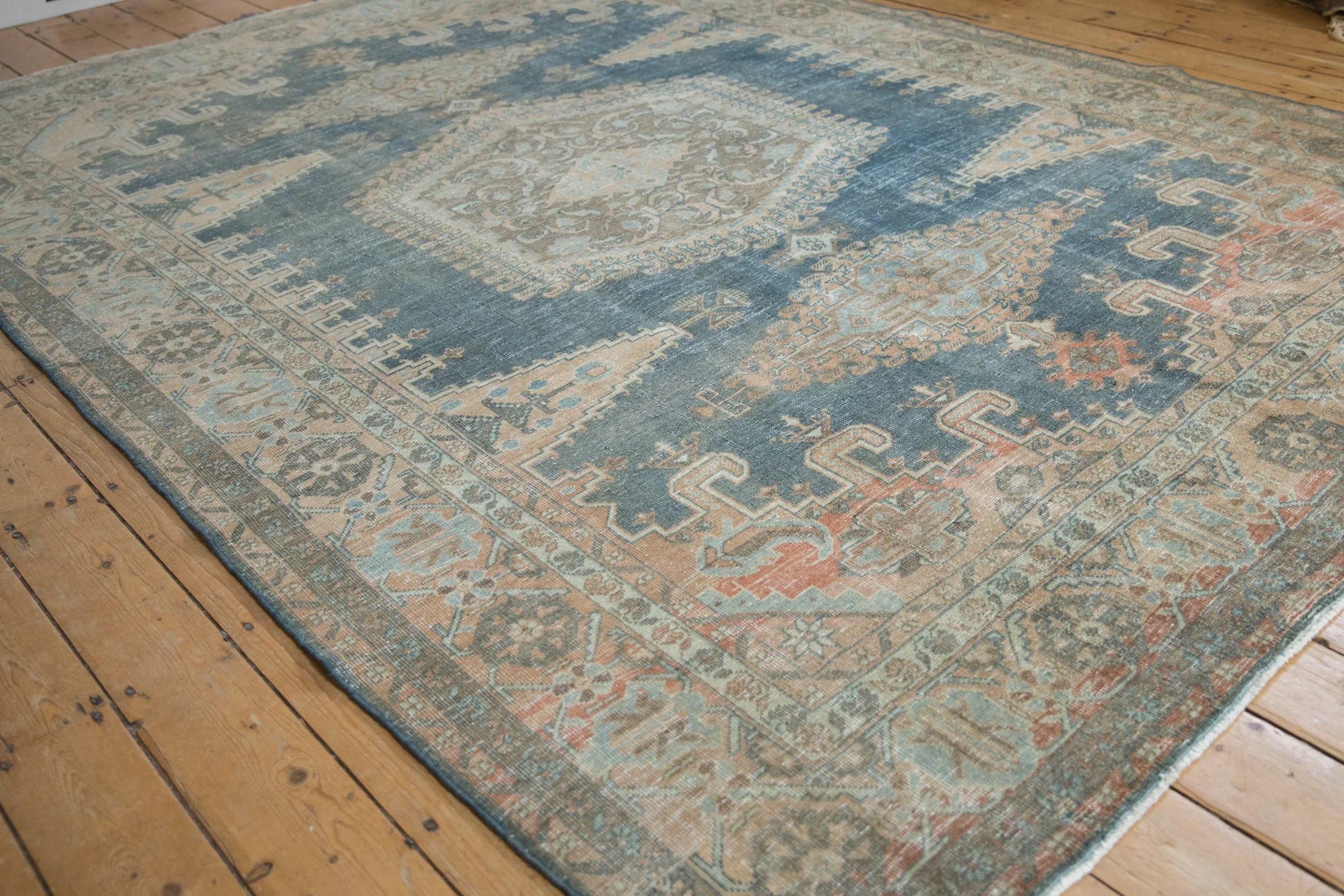 7.5x11 Vintage Distressed Veece Carpet - Image 4