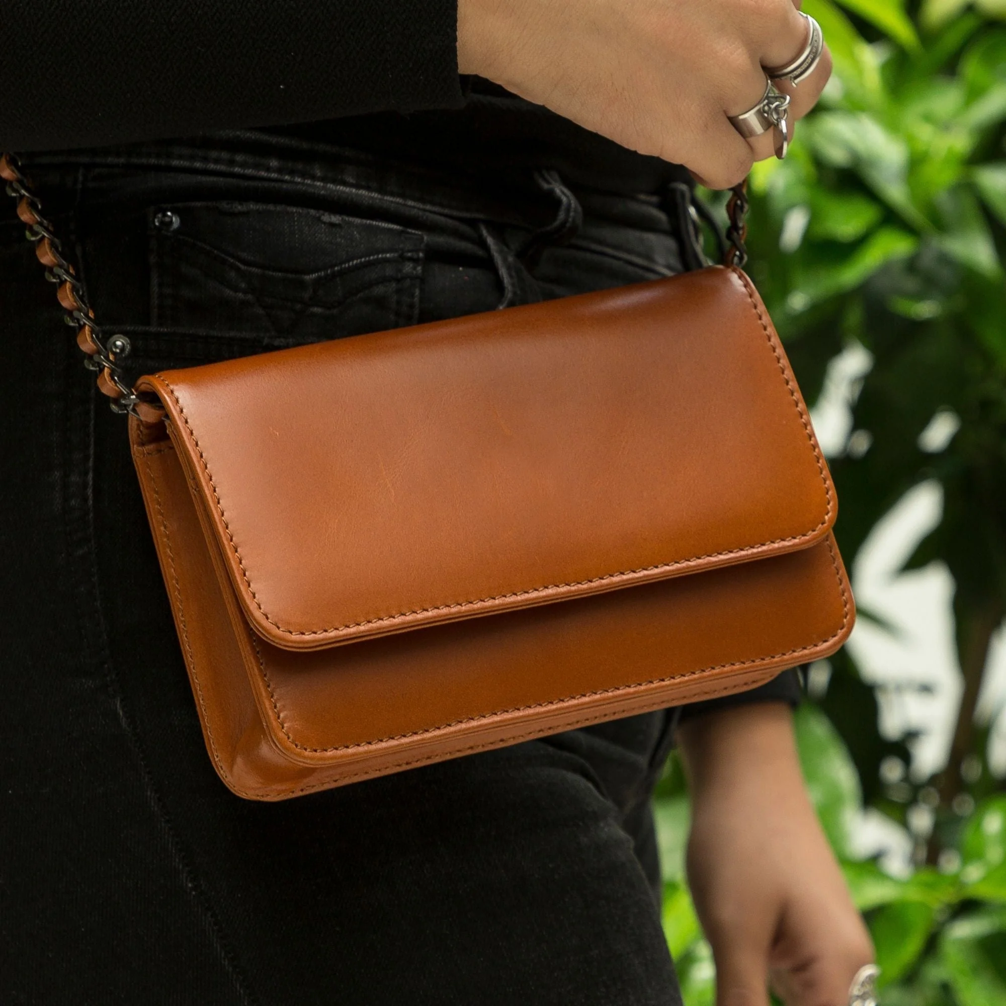 Evanston Minimalist Leather Handbag for Women - Image 11