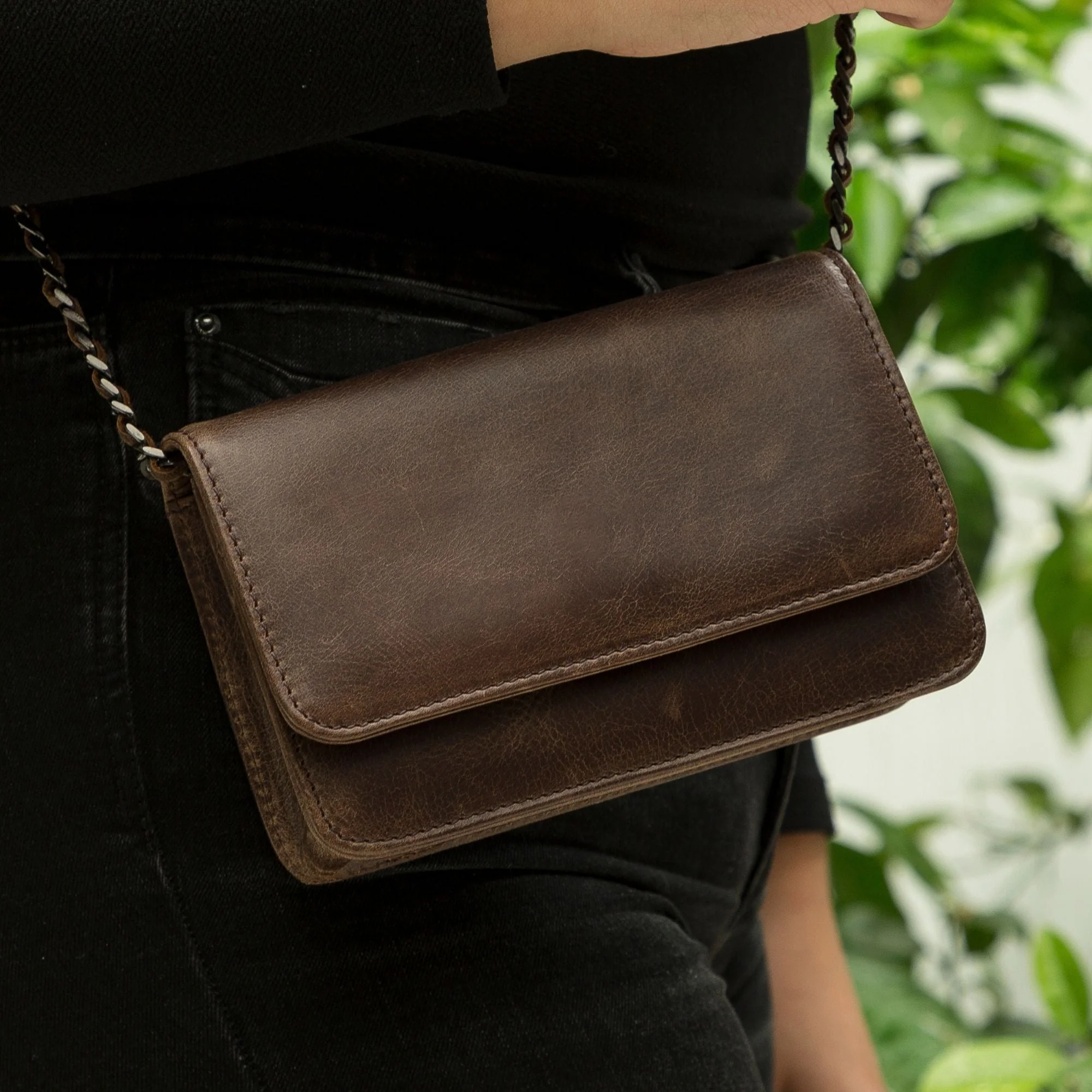 Evanston Minimalist Leather Handbag for Women - Image 15