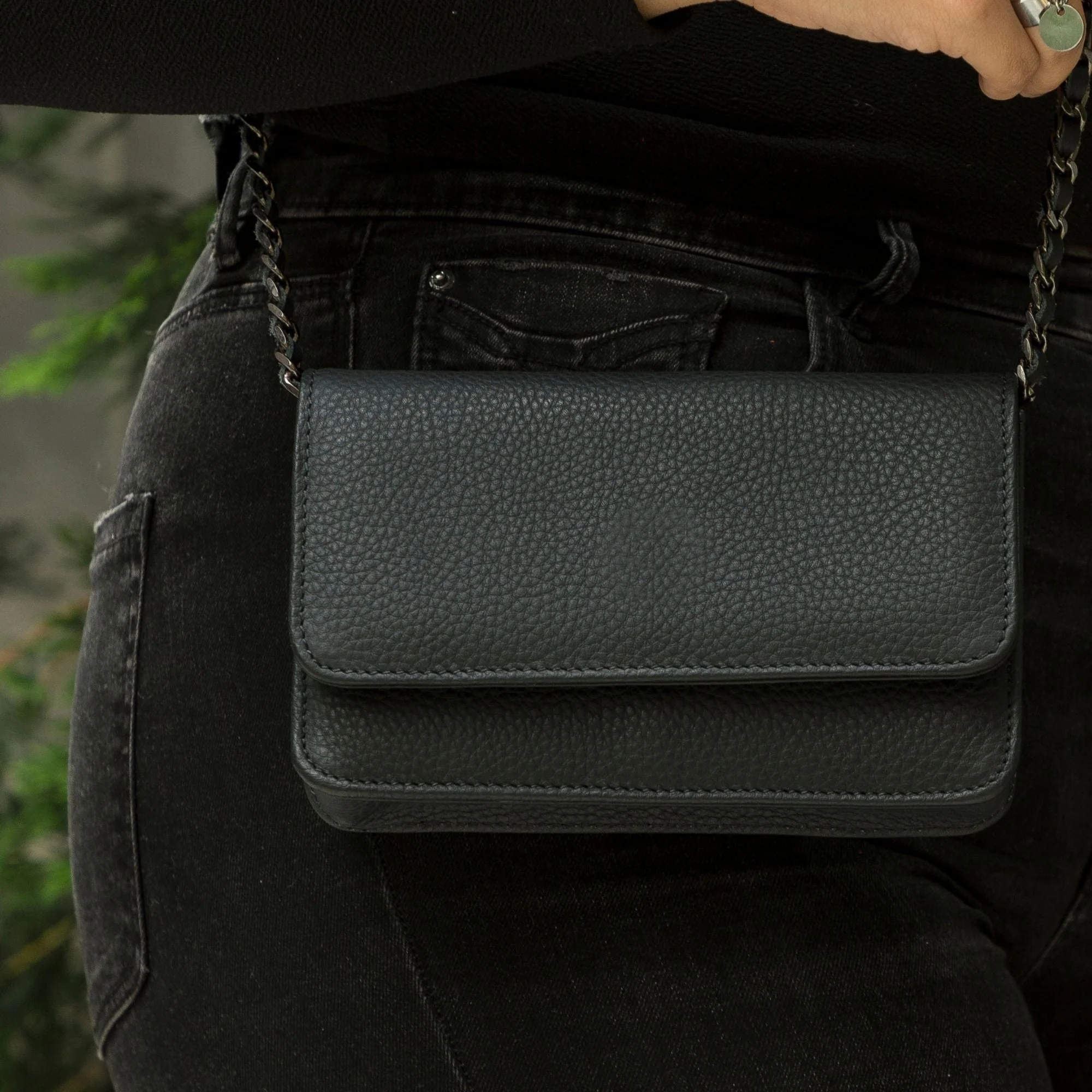 Evanston Minimalist Leather Handbag for Women - Image 3