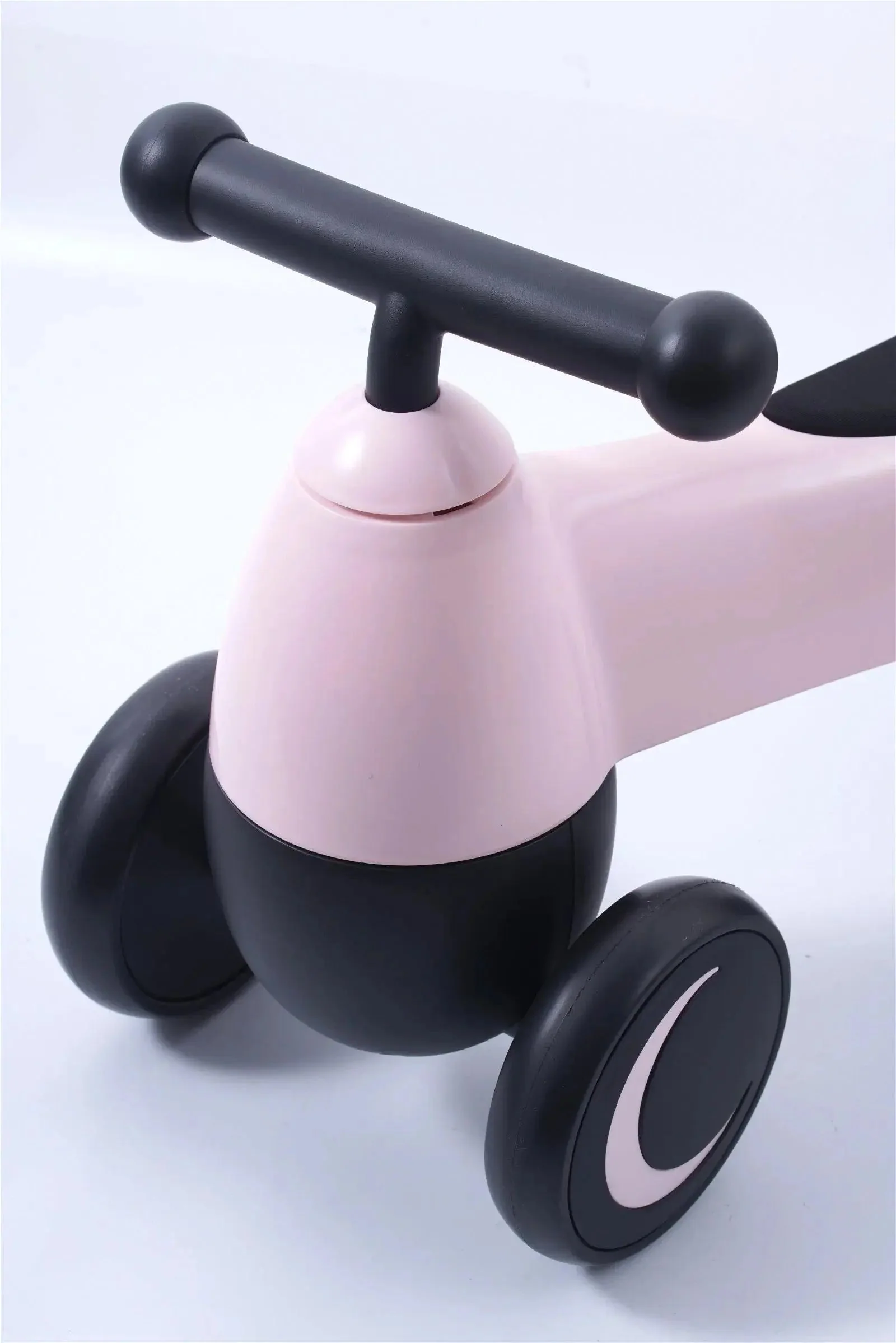 Freddo Toys 4 wheel Balance Bike - Image 5
