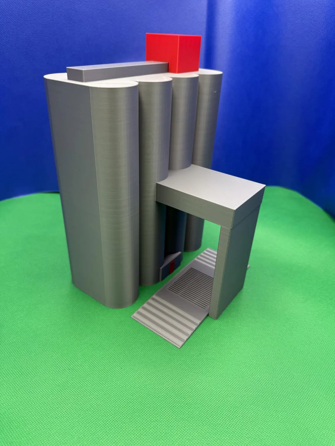 Model Grain Silo Play Set - Image 4