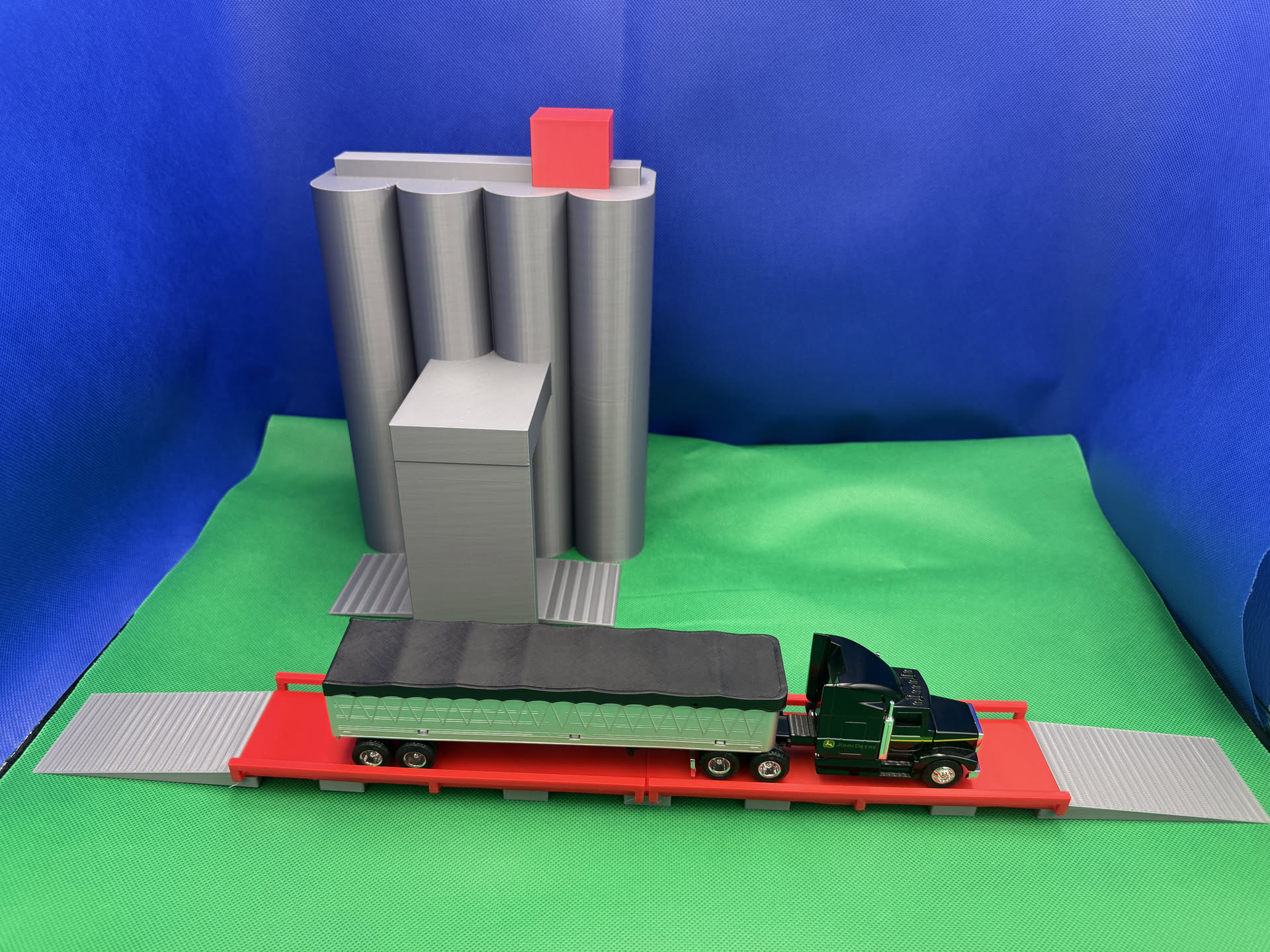 Model Grain Silo Play Set - Image 7
