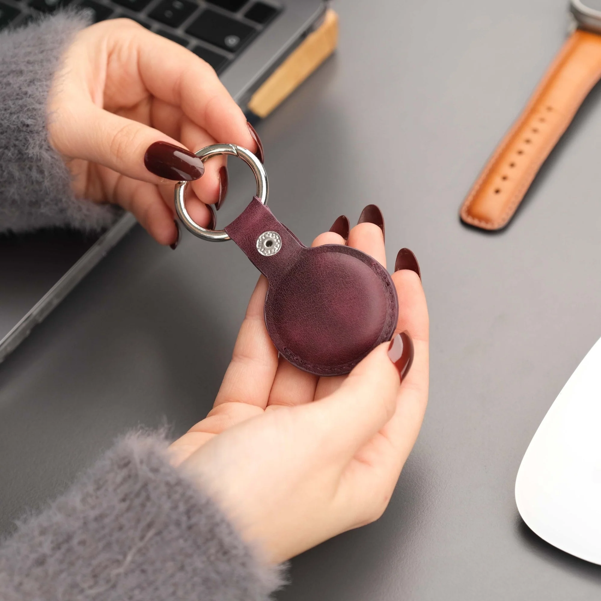Saratoga Leather AirTag Holder - Image 38