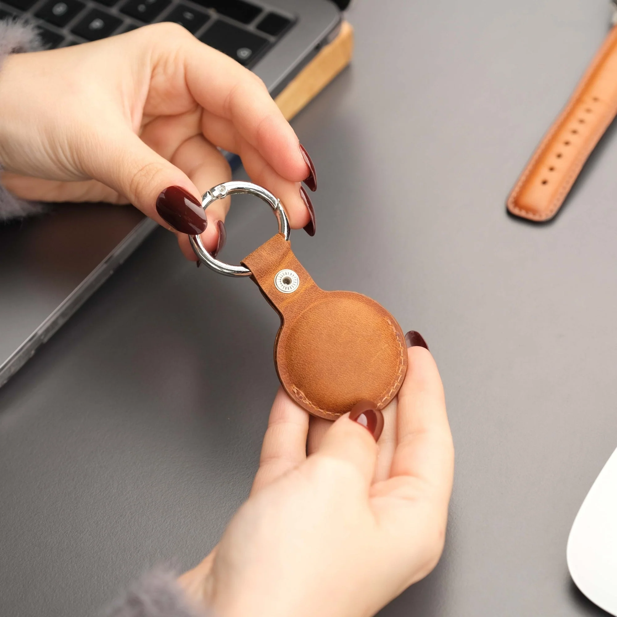 Saratoga Leather AirTag Holder - Image 53